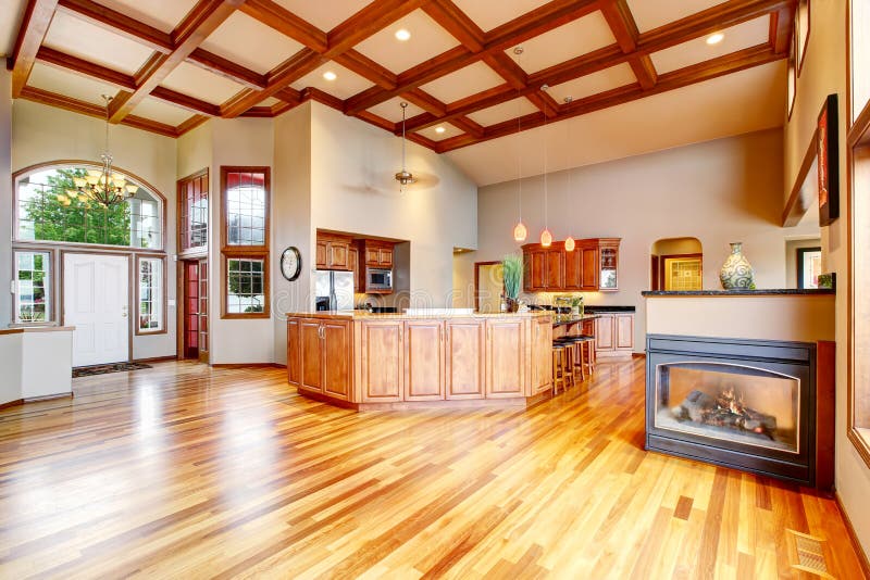 Cucina e salone con il pavimento di legno duro, porta di entrata bianca