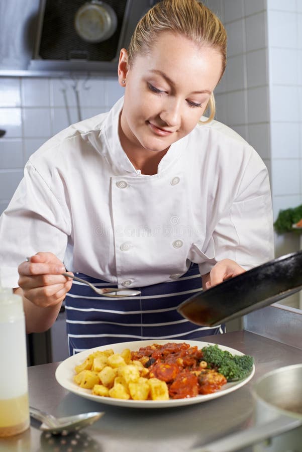 Cucina femminile di Working In Restaurant del cuoco unico immagini stock Cucina femminile di Working In Restaurant del cuoco unico immagini stock