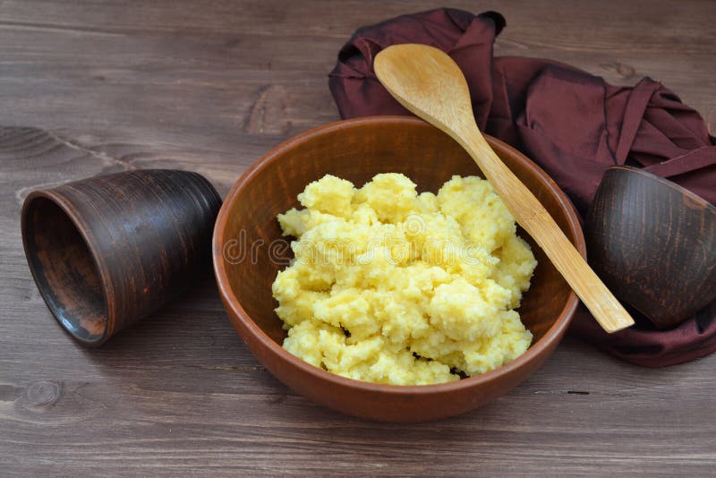 Cucina organica: porridge giallo del mais e del miglio, concetto di forma fisica fotografia stock Cucina organica: porridge giallo del mais e del miglio, concetto di forma fisica fotografia stock