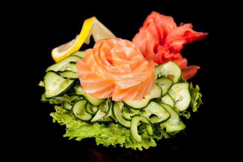 Cucina popolare nazionale giapponese Sushi, riso e pesce Saporito, meravigliosamente ha servito l'alimento in un ristorante, caff immagini stock libere da diritti Cucina popolare nazionale giapponese Sushi, riso e pesce Saporito, meravigliosamente ha servito l'alimento in un ristorante, caff immagini stock libere da diritti