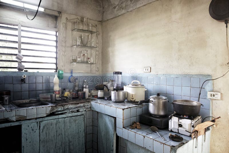 Cucina scura sporca in un vecchio beggar& x27; casa di s Uno sce astratto torvo fotografia stock Cucina scura sporca in un vecchio beggar& x27; casa di s Uno sce astratto torvo fotografia stock