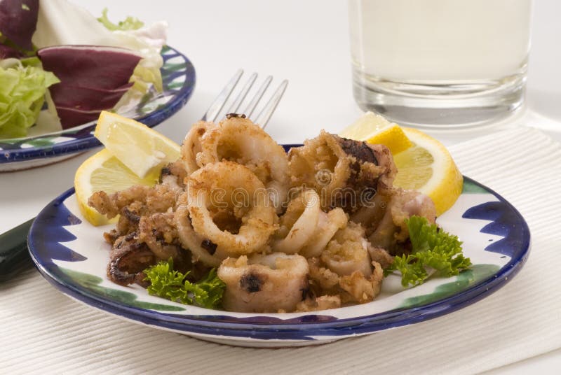 Cucina spagnola. Calamari fritti in grasso bollente andalusi.