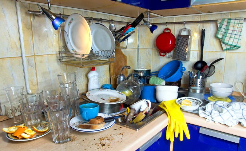 Piatti non lavati della cucina sporca