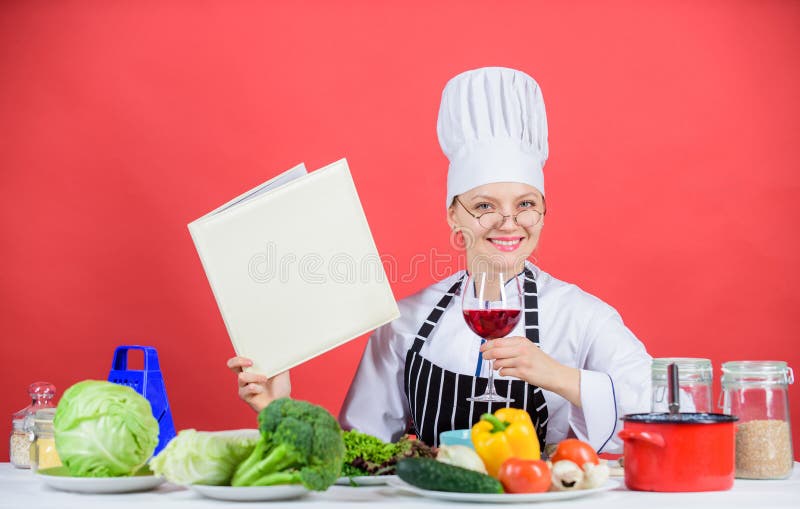 Cucina tradizionale Concetto culinario della scuola La femmina in cappello ed in grembiule conosce tutto circa le arti culinarie immagini stock libere da diritti Cucina tradizionale Concetto culinario della scuola La femmina in cappello ed in grembiule conosce tutto circa le arti culinarie immagini stock libere da diritti