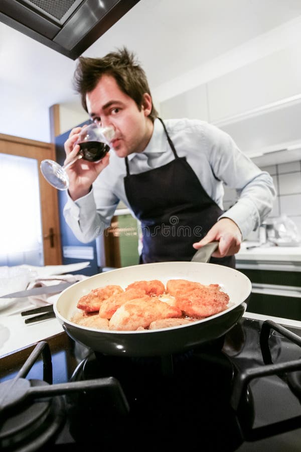 CUCINANDO CON IL VINO immagine stock CUCINANDO CON IL VINO immagine stock