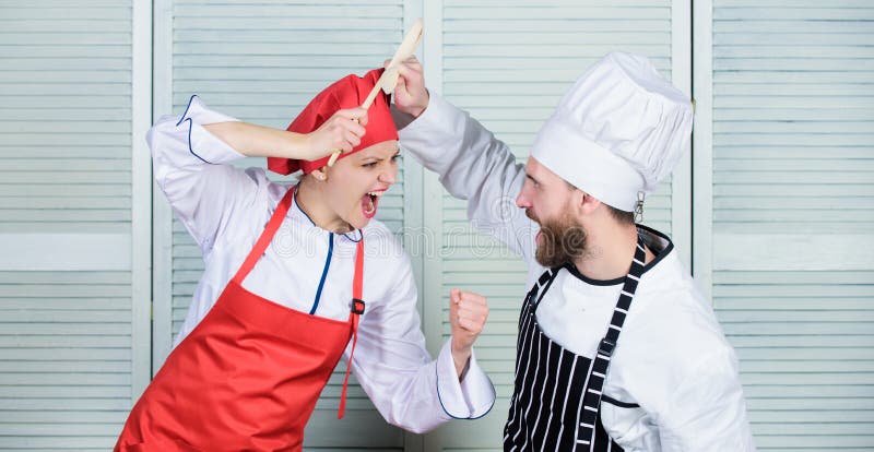 Cucinando con il vostro coniuge pu? rinforzare le relazioni Ultima sfida di cottura Le coppie fanno concorrenza nelle arti culina immagini stock Cucinando con il vostro coniuge pu? rinforzare le relazioni Ultima sfida di cottura Le coppie fanno concorrenza nelle arti culina immagini stock