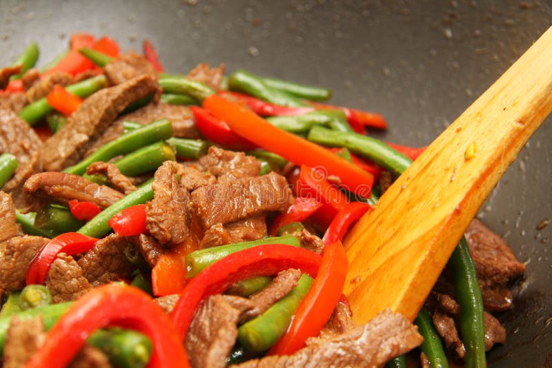 Cucinando il manzo squisito, il fagiolo, capsico mescolare-frigge immagine stock