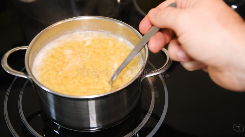 Cucinando le tagliatelle tradizionali della minestra, fine su, nessuno fotografia stock libera da diritti Cucinando le tagliatelle tradizionali della minestra, fine su, nessuno fotografia stock libera da diritti