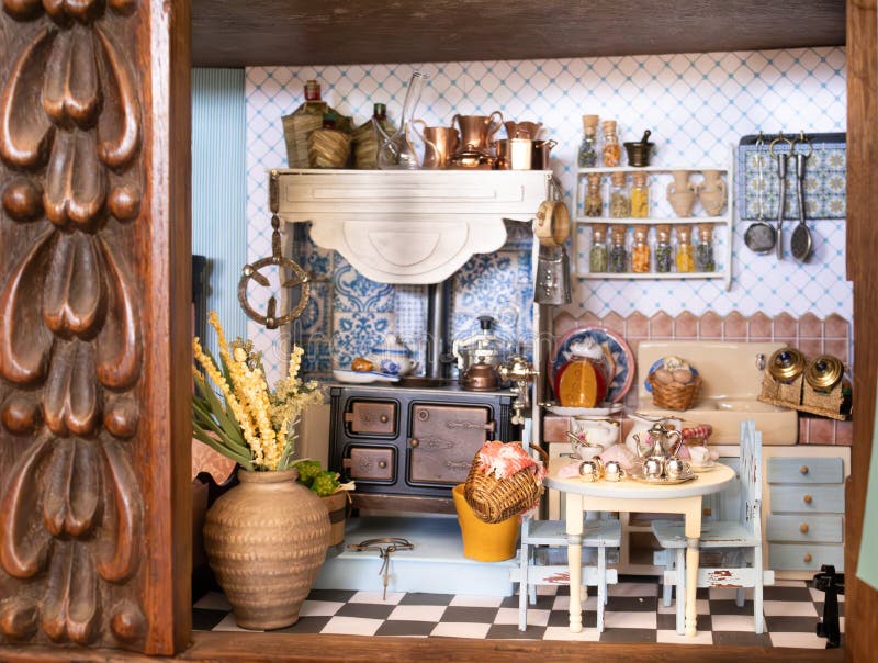 She is the little kitchen in a beautiful dollhouse, of a thousand colors adorned with flowers, tables and chairs, available for cooking. She is the little kitchen in a beautiful dollhouse, of a thousand colors adorned with flowers, tables and chairs, available for cooking