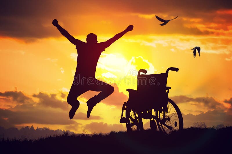 Cud zdarzający się Niepełnosprawny niepełnosprawny mężczyzna jest zdrowy znowu Jest szczęśliwy i doskakiwanie przy zmierzchem