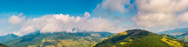 Cudowna górzysta panorama w jesieni obrazy stock Cudowna górzysta panorama w jesieni obrazy stock