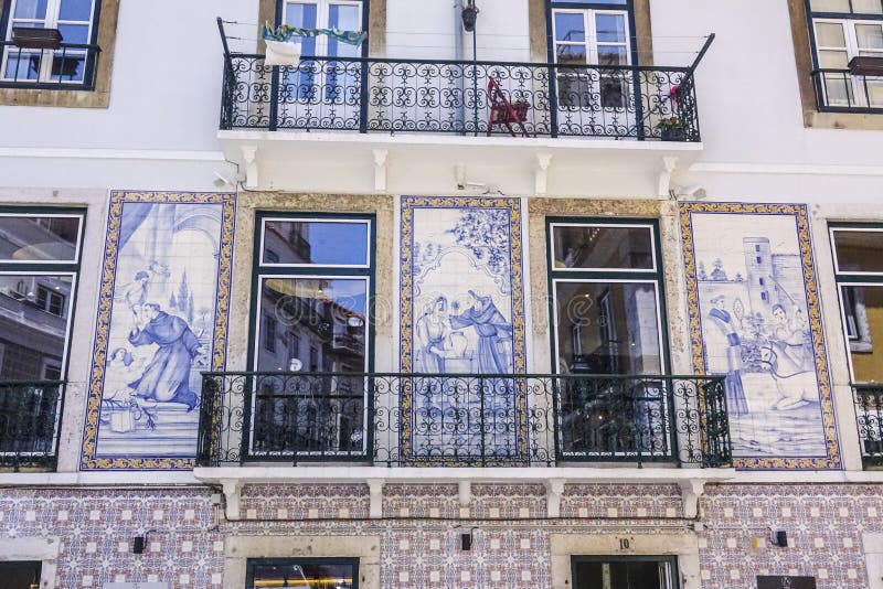 Cudowny domu przód w Lisbon z sławnym Lisbon - 17, 2017 tafluje LISBON, PORTUGALIA, CZERWIEC - fotografia stock