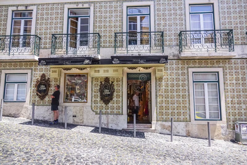 Cudowny domu przód w Lisbon z sławnym Lisbon - 17, 2017 tafluje LISBON, PORTUGALIA, CZERWIEC - obrazy stock
