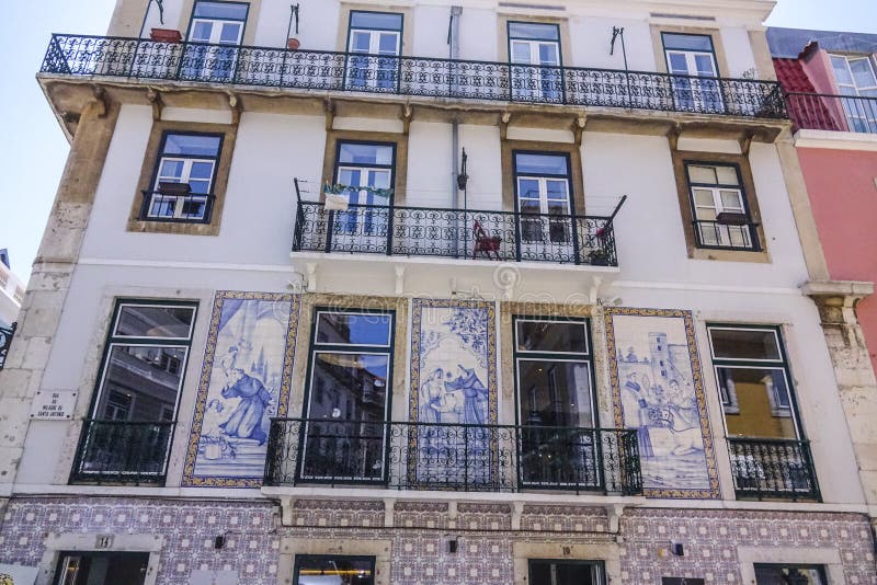 Cudowny domu przód w Lisbon z sławnym Lisbon - 17, 2017 tafluje LISBON, PORTUGALIA, CZERWIEC - zdjęcia stock