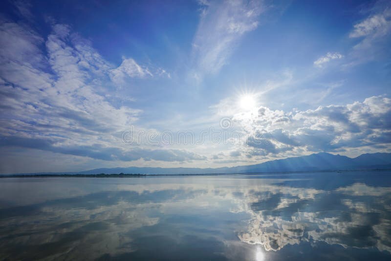 Cudowny reflexion lustro między niebem, chmurą, światłem słonecznym i morzem, przedstawiciel lubi raj lub niebo na eath , Tajland