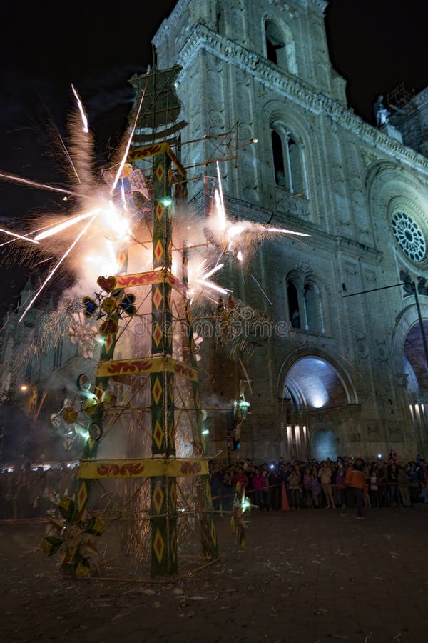 Cuenca, Ecuador - 1 de junio de 2018: Un castillo de fuegos artificiales es disparado frente a una iglesia imagen de archivo libre de regalías Cuenca, Ecuador - 1 de junio de 2018: Un castillo de fuegos artificiales es disparado frente a una iglesia imagen de archivo libre de regalías