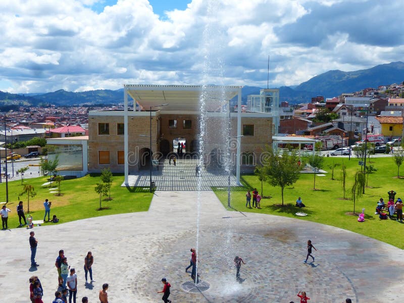 Cuenca, Ecuador Libertad del parque de Libertad del parque en el día soleado foto de archivo libre de regalías Cuenca, Ecuador Libertad del parque de Libertad del parque en el día soleado foto de archivo libre de regalías
