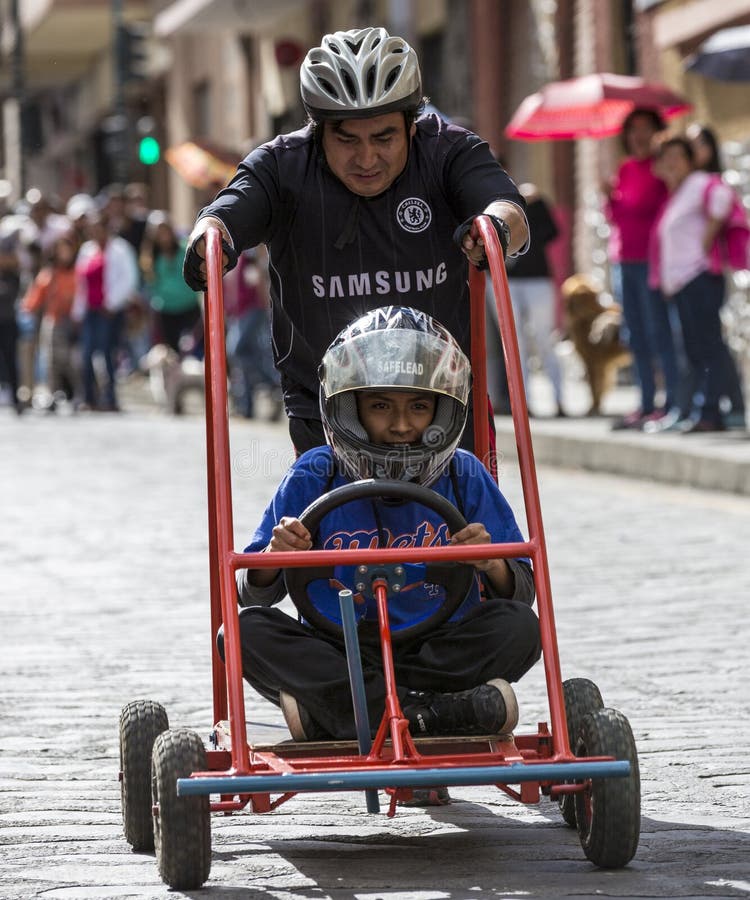 Crianças Correm Pela Esquina Em Carros De Corrida De Madeira