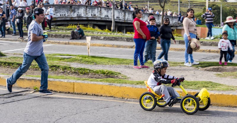 Crianças Correm Pela Esquina Em Carros De Corrida De Madeira