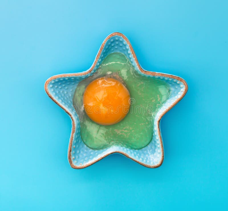 Cuenco asteroide decorativo crudo de la yema de huevo pequeño foto de archivo libre de regalías