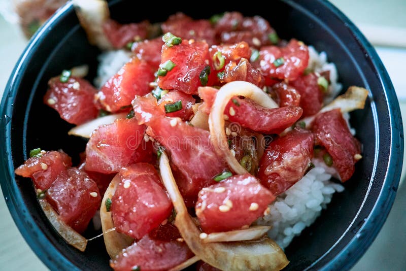 Cuenco de empuje delicioso, uno de los platos principales de la cocina hawaiana nativa servidos con los pescados crudos cortados fotos de archivo Cuenco de empuje delicioso, uno de los platos principales de la cocina hawaiana nativa servidos con los pescados crudos cortados fotos de archivo