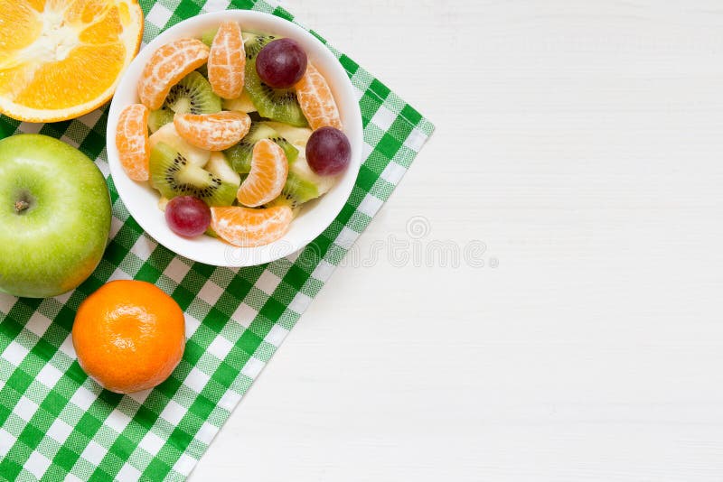Cuenco de ensalada de fruta fresca sana en el fondo de madera blanco, visión superior, espacio de la copia imagen de archivo Cuenco de ensalada de fruta fresca sana en el fondo de madera blanco, visión superior, espacio de la copia imagen de archivo