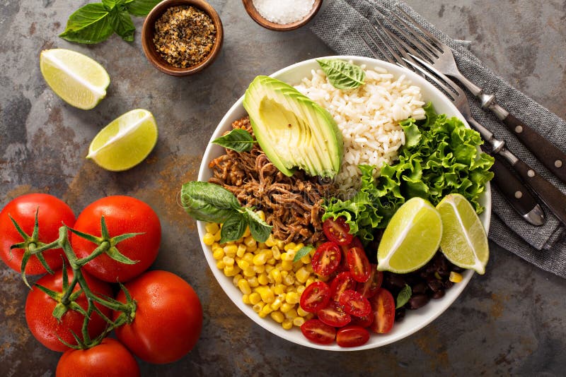 Cuenco de ensalada mexicano con arroz y cerdo tirado foto de archivo libre de regalías Cuenco de ensalada mexicano con arroz y cerdo tirado foto de archivo libre de regalías