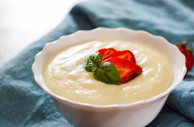 Cuenco de gachas de avena de la sémola con las fresas fotos de archivo libres de regalías Cuenco de gachas de avena de la sémola con las fresas fotos de archivo libres de regalías