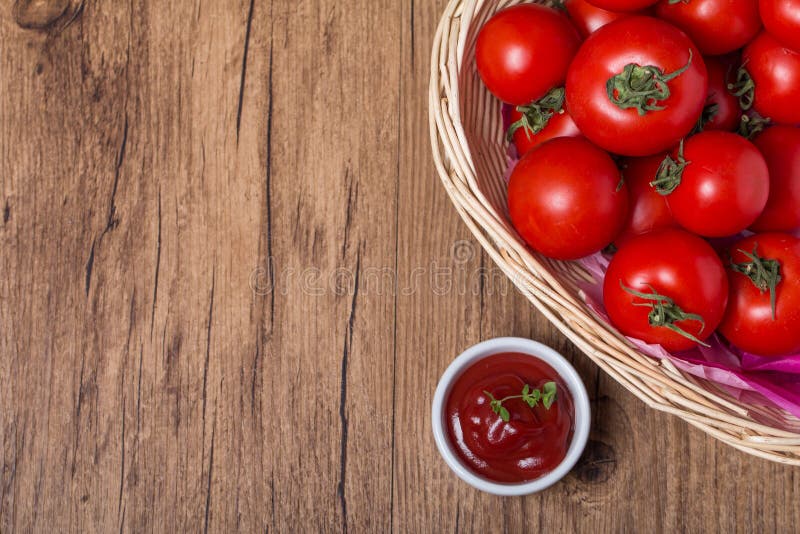 Cuenco de salsa de tomate y de tomates de la salsa de tomate imágenes de archivo libres de regalías Cuenco de salsa de tomate y de tomates de la salsa de tomate imágenes de archivo libres de regalías