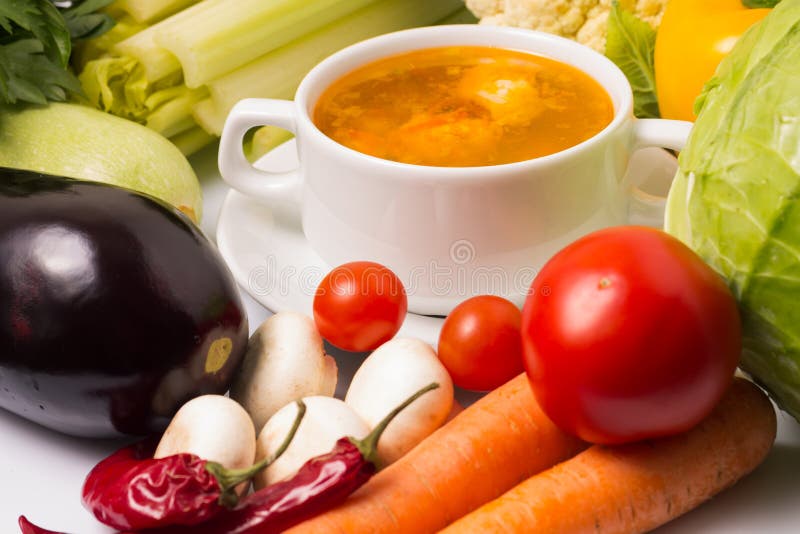 Cuenco de sopa con las verduras frescas alrededor imagen de archivo libre de regalías Cuenco de sopa con las verduras frescas alrededor imagen de archivo libre de regalías