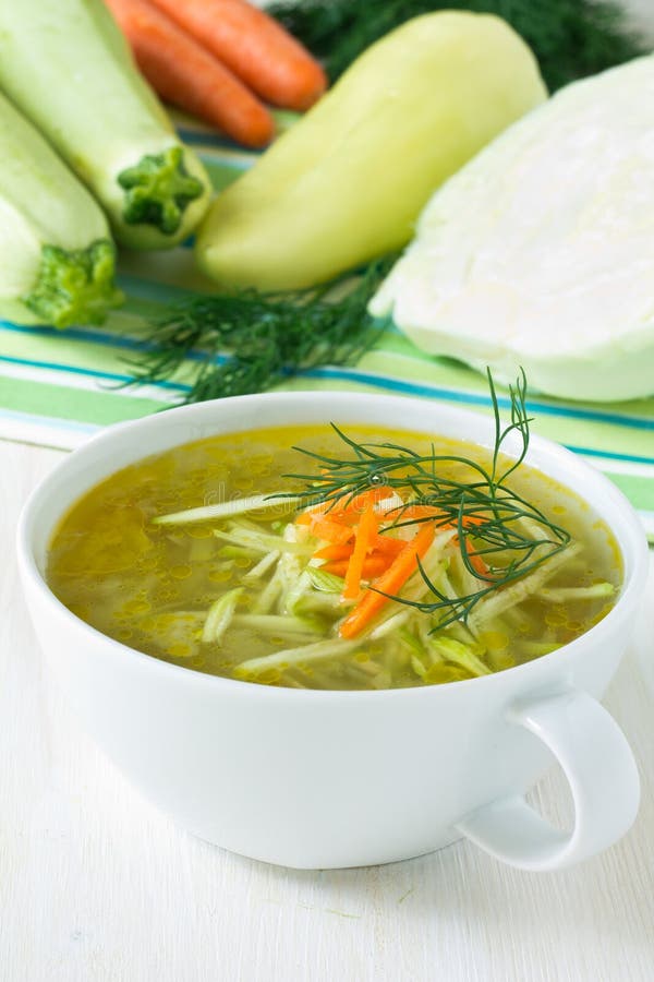 Cuenco de sopa de verduras con las verduras frescas fotografía de archivo Cuenco de sopa de verduras con las verduras frescas fotografía de archivo