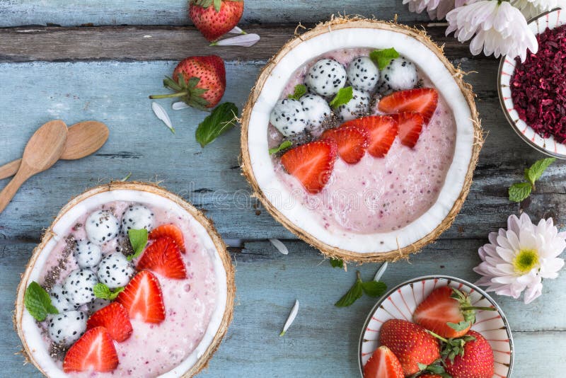 Cuencos del Smoothie con las fresas y Dragon Fruit imagen de archivo Cuencos del Smoothie con las fresas y Dragon Fruit imagen de archivo