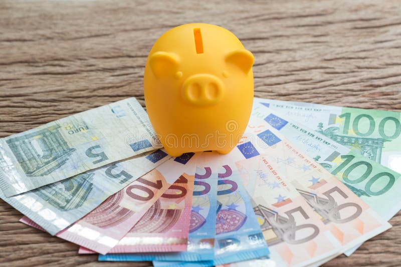 Cuenta de ahorros del dinero financiero, concepto de la economía de Europa, yello imagen de archivo Cuenta de ahorros del dinero financiero, concepto de la economía de Europa, yello imagen de archivo