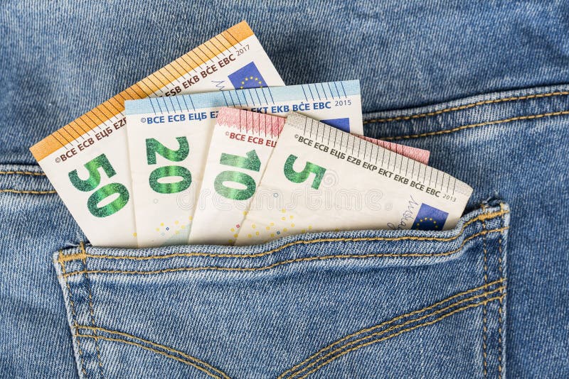 Cuentas de los billetes de banco de la moneda euro que pegan de la nada el bolsillo de los vaqueros imagen de archivo Cuentas de los billetes de banco de la moneda euro que pegan de la nada el bolsillo de los vaqueros imagen de archivo
