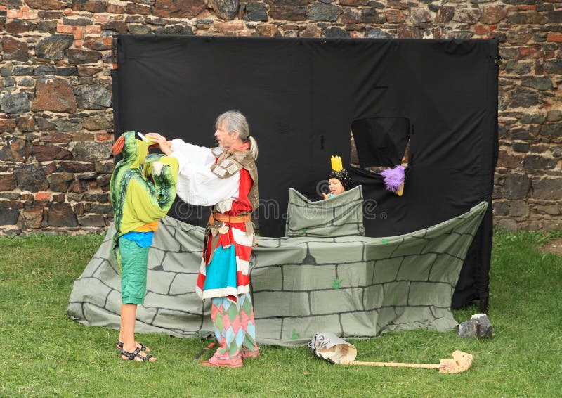Cuento de hadas con el caballero, el dragón y la princesa fotos de archivo Cuento de hadas con el caballero, el dragón y la princesa fotos de archivo