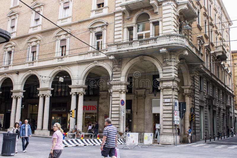 Barandilla Con Las Cuerdas Gruesas Sobre El Agua Tranquila Foto de