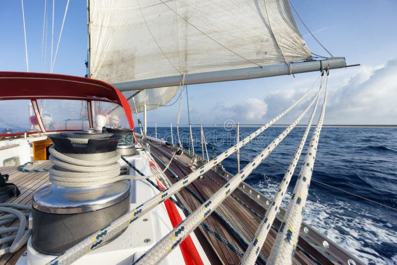 Cuerda en el barco de vela foto de archivo libre de regalías Cuerda en el barco de vela foto de archivo libre de regalías