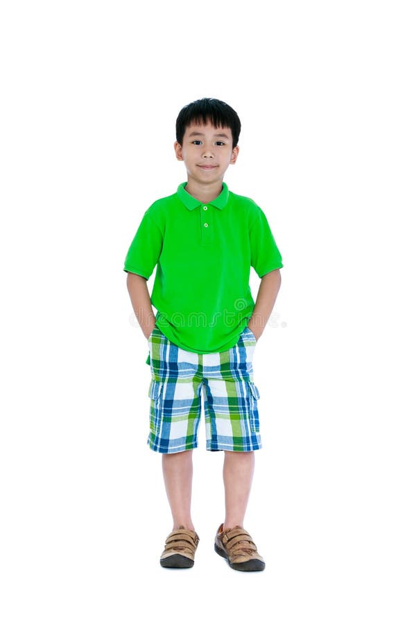 Cuerpo completo del niño asiático feliz que sonríe y que mira la cámara Es imagen de archivo libre de regalías Cuerpo completo del niño asiático feliz que sonríe y que mira la cámara Es imagen de archivo libre de regalías