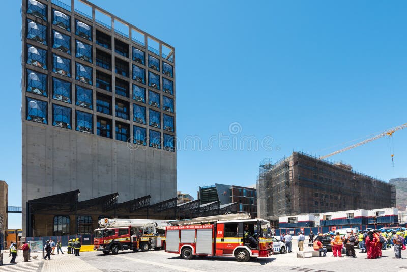 Cuerpo de bomberos en el emplazamiento de la obra del nuevo museo de Zeitz del arte contemporáneo de África en Cape Town fotografía de archivo libre de regalías Cuerpo de bomberos en el emplazamiento de la obra del nuevo museo de Zeitz del arte contemporáneo de África en Cape Town fotografía de archivo libre de regalías