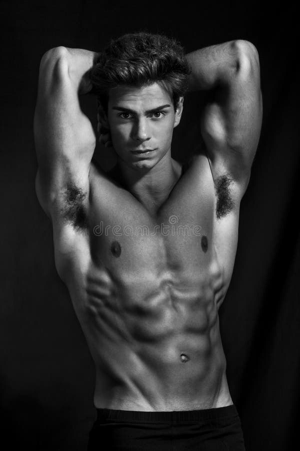 Cuerpo muscular perfecto del modelo escultural del hombre blanco y negro imágenes de archivo libres de regalías Cuerpo muscular perfecto del modelo escultural del hombre blanco y negro imágenes de archivo libres de regalías