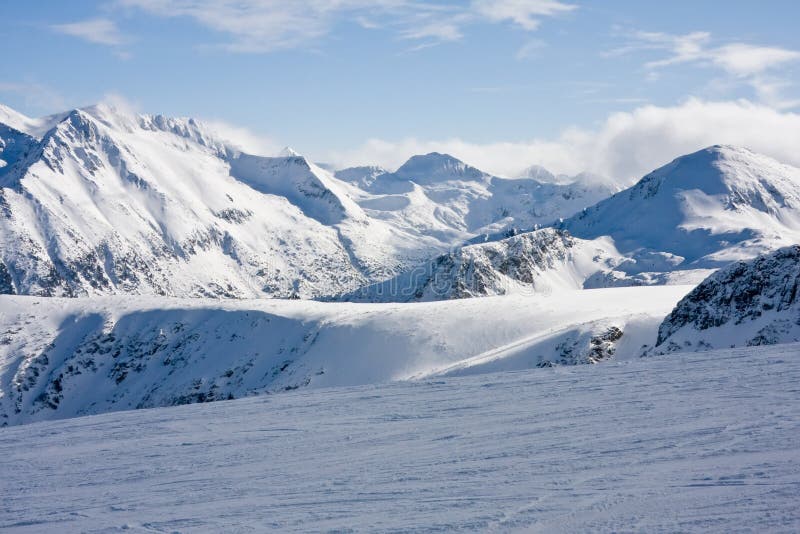 Cuesta del esquí en montañas del invierno