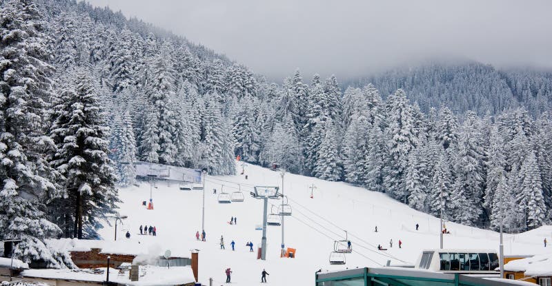Cuesta del esquí y elevación de esquí de la silla en Borovets, Bulgaria