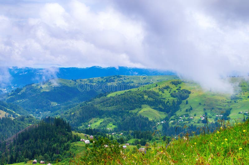 cuestas de montaña de los Cárpatos, un paisaje natural hermoso foto de archivo cuestas de montaña de los Cárpatos, un paisaje natural hermoso foto de archivo