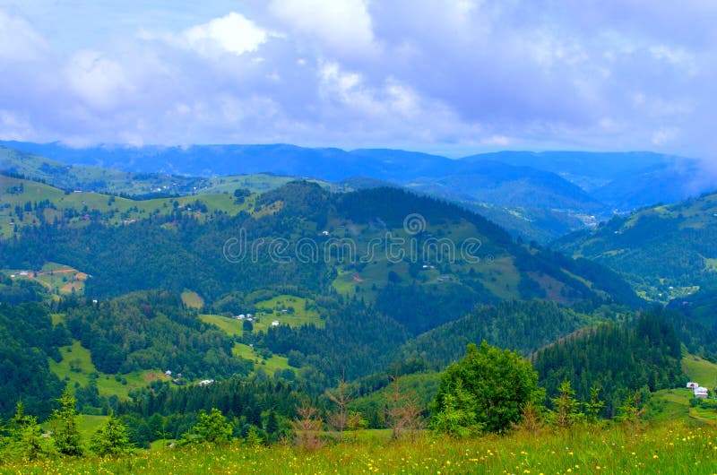 cuestas de montaña de los Cárpatos, un paisaje natural hermoso imágenes de archivo libres de regalías cuestas de montaña de los Cárpatos, un paisaje natural hermoso imágenes de archivo libres de regalías
