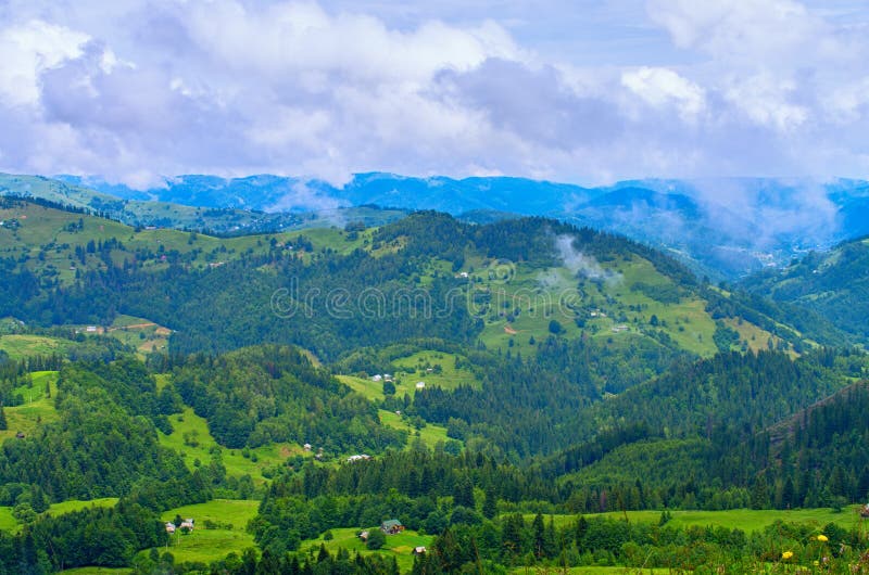 cuestas de montaña de los Cárpatos, un paisaje natural hermoso imagen de archivo cuestas de montaña de los Cárpatos, un paisaje natural hermoso imagen de archivo