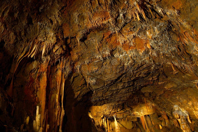 Cueva de la piedra caliza foto de archivo libre de regalías Cueva de la piedra caliza foto de archivo libre de regalías