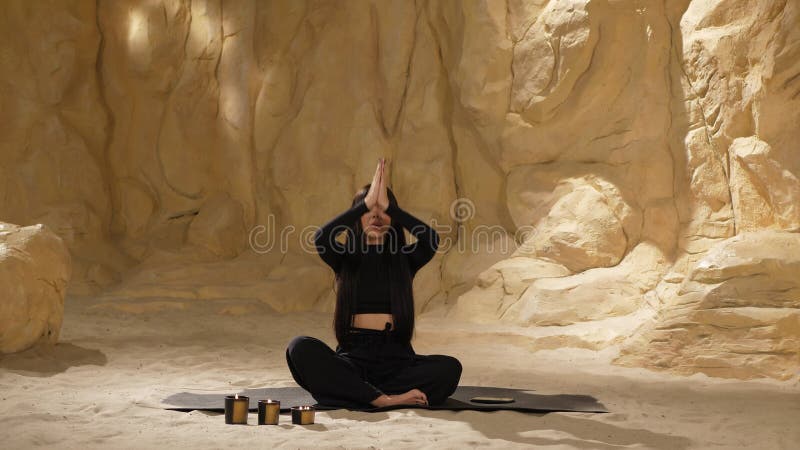 Cueva de meditación femenina almacen de metraje de vídeo