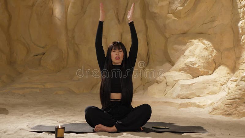 Cueva de meditación femenina almacen de metraje de vídeo