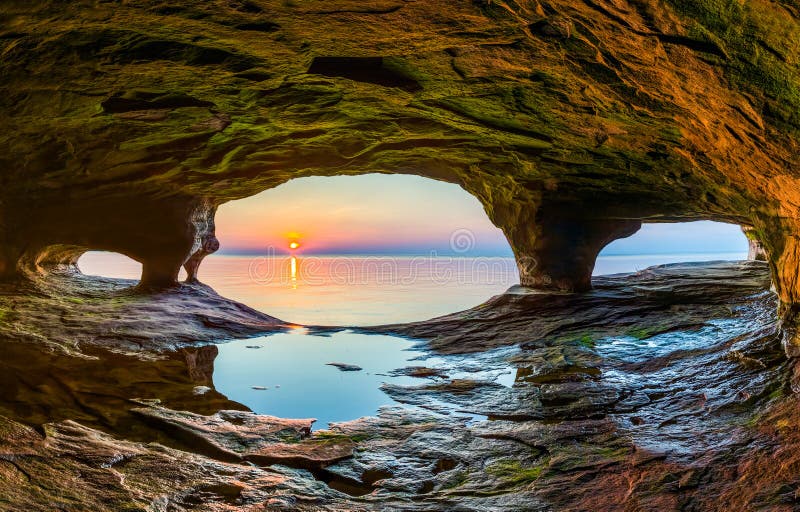Cueva del mar de la puesta del sol