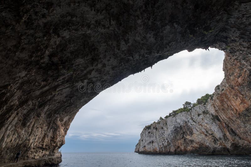 Cuevas de Zinzulusa, cerca de Castro en la península de Salento en Puglia, Italia fotos de archivo Cuevas de Zinzulusa, cerca de Castro en la península de Salento en Puglia, Italia fotos de archivo